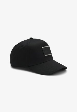 Casquette de baseball noire avec une visière incurvée et un patch rectangulaire cousu sur le panneau avant.