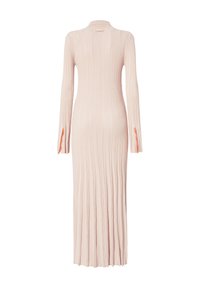 Duga, uska haljina od svijetloroze rebraste pletenine s dugim rukavima, koja ima narančaste naglaske na otvorima rukava za kontrast.