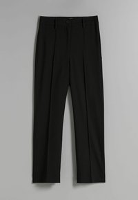 Černé ušité kalhoty s hladkou texturou, zdobené dvojitými skladkami, zapínáním na knoflíky a přiléhavým střihem, navržené pro elegantní siluetu.