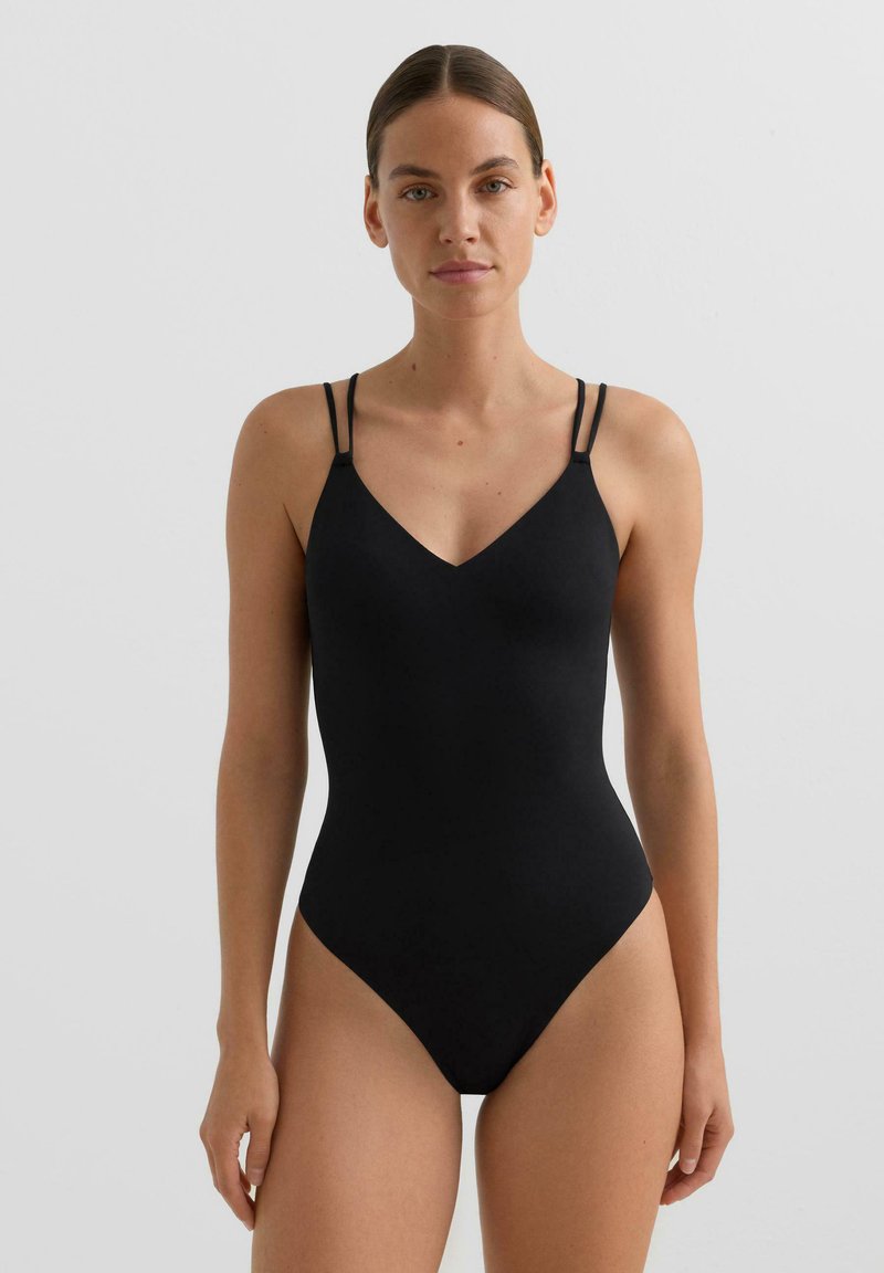 Sort badedragt med V-hals, tynde dobbelte stropper og højt skårne ben. Fremstillet af blødt, elastisk stof for komfort og fleksibilitet.