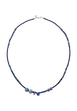 Halskette mit kleinen dunkelblauen Perlen und größeren unregelmäßigen blauen Steinen nahe der Mitte, silberner Verschluss mit kreisförmigem Detail.
