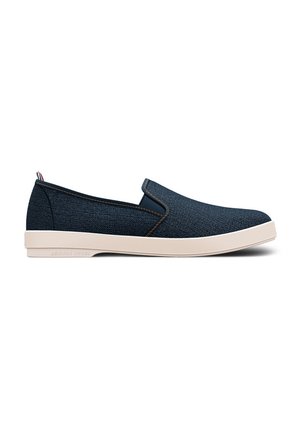 Chaussures à enfiler en denim avec une tige texturée bleu foncé et des accents élastiques sur les côtés. Semelle en caoutchouc de couleur crème avec un léger talon.