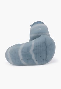 Scarpa trasparente blu con suola in gomma testurizzata. La parte superiore presenta un design a calzino a maglia, che offre una vestibilità senza soluzione di continuità.