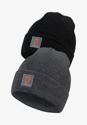 Twee gebreide mutsen in zwart en donkergrijs, met een rechthoekige patch met een logo in oranje en grijs.
