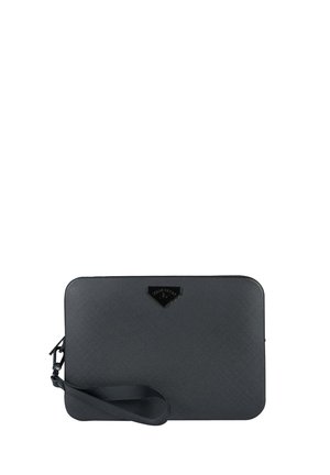Pochette rettangolare nera con trama, dotata di cinturino da polso e piccola targhetta a forma di triangolo sul davanti.