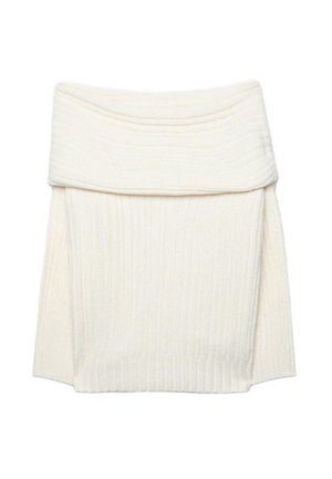 Kremna krilca z rebrastim pletenjem in velikim podvihanjem v pasu, ki se ponaša z mehko teksturo in rahlo raztegljivostjo za udobje.