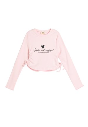 Lyserød langærmet cropped top i ribbet stof, med sort trykt tekstdesign og hjertemotiv samt justerbare snore i siderne.