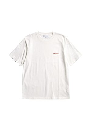 Weißes kurzärmeliges T-Shirt mit Rundhalsausschnitt und kleinem roten „Norse Projects“-Logo auf der linken Brust, flach auf weißem Hintergrund gelegt.