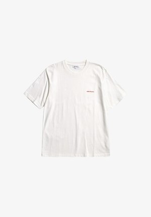 Wit T-shirt met korte mouwen en ronde hals met klein rood "Norse Projects" logo op de linkerborst, plat liggend op een witte achtergrond.