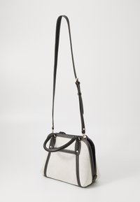 Borsa a mano in tessuto grigio con dettagli in pelle nera, doppio manico superiore e tracolla regolabile; presenta cuciture a contrasto e una forma strutturata.