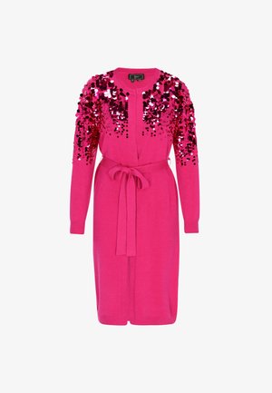 Rosa lange Strickjacke mit einem Taillengürtel, bedeckt mit glänzenden rosa und roten Pailletten, die dicht die obere Vorderseite und die Ärmel bedecken.