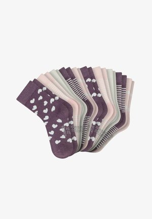 Set di calzini viola, rosa e grigio chiaro con motivi a cuore, a righe e tinta unita, disposti a ventaglio su uno sfondo bianco.