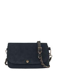 Sac bandoulière en daim bleu foncé avec une bandoulière en cuir, des accents de chaîne, une fermeture à rabat à l'avant et un détail de logo doré à l'avant.