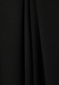 Zwarte stof met een gladde textuur, met subtiele horizontale lijnen en vallende plooien voor extra diepte en dimensie.