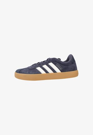 Marineblaue Suede-Sneaker mit weißen Streifen, runder Zehenpartie und Gummirubbersohle. Mit gepolstertem Kragen und flachen Schnürsenkeln. Strapazierfähiges Design für den Freizeitgebrauch.