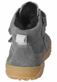 Bota de ante gris con suela de goma, correa de velcro y forro de felpa. Presenta un diseño con costuras y una etiqueta en el talón.