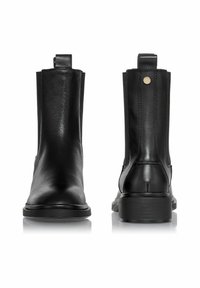 Czarne skórzane botki za kostkę o eleganckim wzornictwie, z elastycznymi bokami, uchwytami do zakładania i niskim, blokowym obcasem. Gładka tekstura z minimalnymi akcentami.