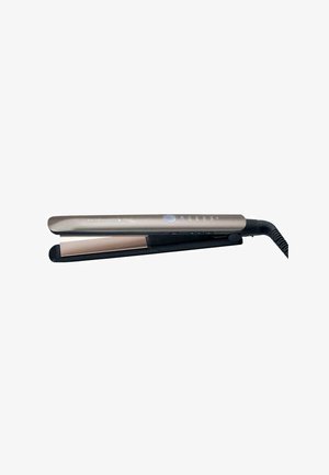 Haarglätter mit einer metallisch silbernen Oberflächen, schwarzem Boden, breiten Keramikplatten, digitaler Temperaturanzeige und Steuerknöpfen.