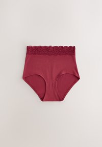 Sous-vêtement bordeaux taille haute avec une large ceinture en dentelle et des ouvertures de jambes sans couture sur un fond clair uni.