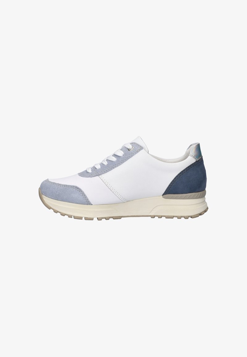 Baskets blanches avec des accents en daim bleu clair, semelle beige et fermeture à lacets, vues de côté extérieur sur fond blanc.