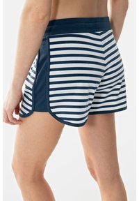 Marineblauwe en witte gestreepte shorts met een zachte textuur, elastische tailleband en een gebogen zoomontwerp, met zijsplitten voor bewegingsvrijheid.
