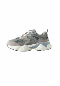 Pilkas sportinis batelis, pagamintas iš tinklelio ir zomšos medžiagų mišinys, apvalus nosis, storas baltos ir pilkos spalvos padas bei dekoratyviniai siūlės.