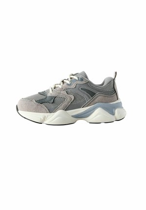 Baskets avec une tige en mesh gris, des accents en daim et une semelle épaisse blanche et bleu clair. Caractéristiques : laçage à l'avant et col rembourré.