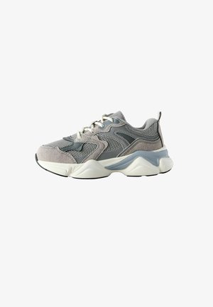 Zapatillas con parte superior de malla gris, acentos de ante y una suela gruesa blanca y azul claro. Cuenta con cierre de cordones en la parte delantera y un cuello acolchado.