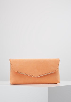 Rektangulær ferskenfarvet ruskind clutch med spids klap og diskret guldkant på en hvid overflade mod en grå baggrund.