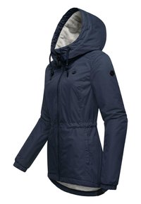 Marinblå jacka med huva, elastiska ärmslut och dragsko. Har en mjuk innerfoder, frontdragkedja och sidofickor.