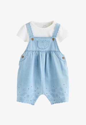 Baltas trumpomis rankovėmis kūdikių marškinėlis derinamas su šviesiai mėlynais siuvinėtais džinsiniais šortais su banguotais kraštais ir mediniais mygtukais.