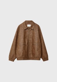 Chaqueta de cuero marrón con cierre de cremallera, dos bolsillos frontales con cremallera, puños elásticos y cuello clásico, mostrada sobre un fondo liso.