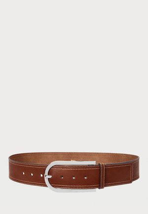 Cinto de couro castanho com um design largo e plano, fivela retangular prateada e detalhes em costura branca ao longo das bordas e furos.