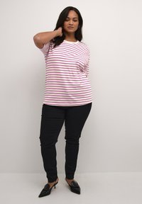 Kaffe Curve KCWINNI - T-shirt print - ant. white fuchsia stripe