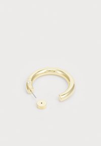 Pendiente de aro dorado que presenta una superficie lisa y brillante, forma circular, con un poste desmontable y un pequeño acento de gema clara.