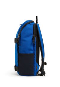 Zaino blu realizzato in tessuto resistente, caratterizzato da una forma piatta, accenti in rete, chiusure con zip e spallacci regolabili per il comfort.