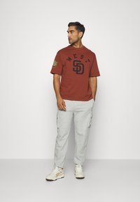New Era MLB SAN DIEGO PADRES TEAM PATCH TEE - Fanartikel - brown