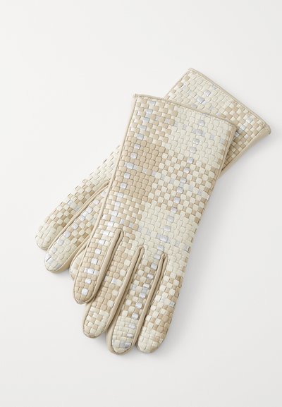Beige gewebte Handschuhe mit einem gemusterten Design, die silberne Akzente und einen glatten Lederbesatz aufweisen. Vierfingerdesign mit flexibler Textur.
