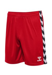 Röda träningsshorts i ett glatt tyg, med svart och vita chevron-sidostripes och en logotyp längst ner till höger. Elastisk midjeband.
