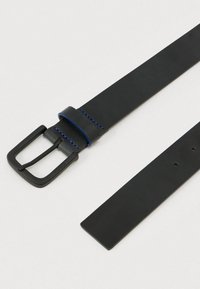 Juodas odinis diržas su matinio juodo stačiakampio formos sagtimi, pabrėžtu mėlyna siuvine, ir tiesiu dirželiu su tolygiai išdėstytais skyreliais.