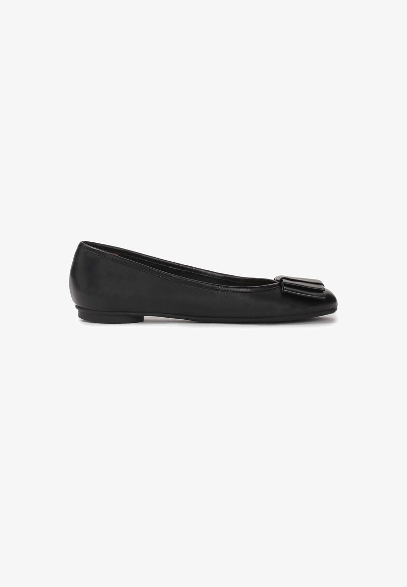 Ballerines en cuir noir avec un petit talon carré et un nœud décoratif noir assorti au bout.