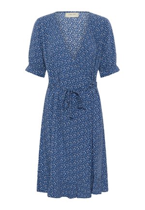 Robe portefeuille bleu à fleurs avec de courtes manches bouffantes, taille à nouer et décolleté en V ; fabriquée en tissu léger avec une texture douce.