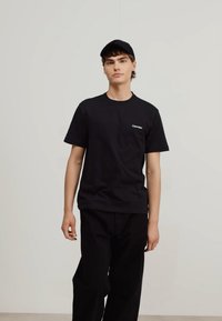 Calvin Klein ANGLED BACK LOGO - Apdrukāts T-krekls - ck black