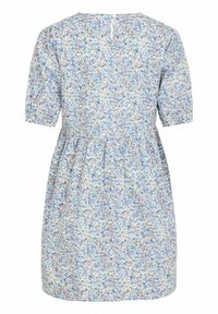 Robe fleurie bleu clair, avec une taille froncée, des manches courtes bouffantes et un col rond, présentant un motif floral multicolore.