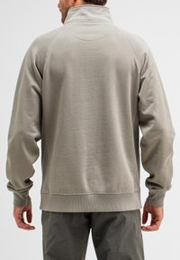 Grauer Fleece-Pullover mit hohem Kragen, gerippten Bündchen und Saum. Verfügt über eine glatte Textur und Raglanärmel für eine entspannte Passform.