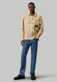 Calvin Klein Jeans CARGO OVERSHIRT - Skjorter - travertine
