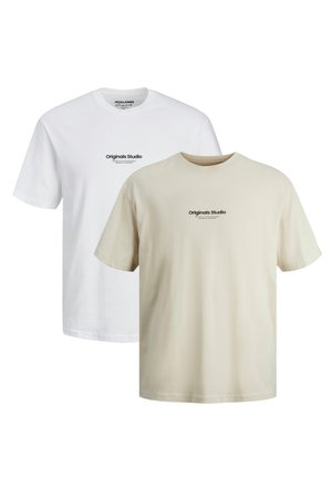 Zwei T-Shirts sind gestapelt; eines ist weiß und das andere beige. Beide haben einen runden Ausschnitt und zeigen ein schwarzes "Originals Studio" Logo auf der Vorderseite.