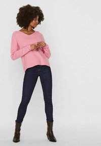 Vero Moda VMCREWLEFILE V-NECK  NOOS - Džemperis - rosebloom
