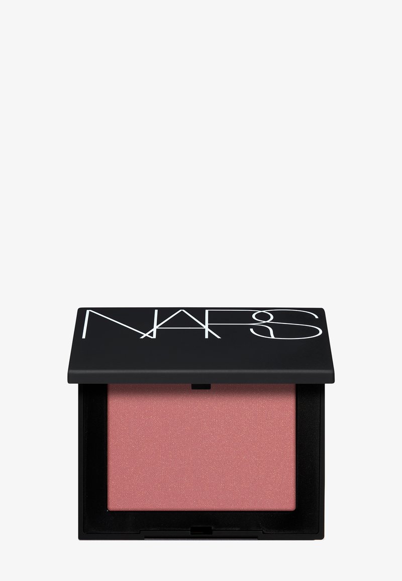 Petit boîtier noir à blush avec logo NARS, contenant un blush en poudre matte de couleur rose poussiéreuse.