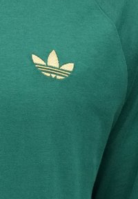 adidas Originals TEE - Nyomott mintás póló - team dark green/bold green/white